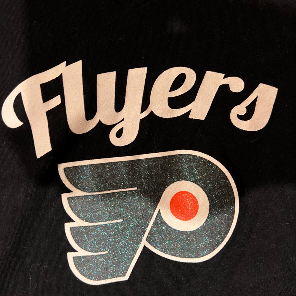 Flyers V-Neck - Picture 2 of 3